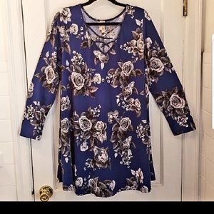 Gorgeous NWOT blue tunic 4X, crisscross neckline